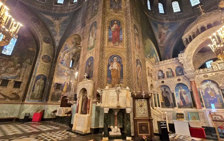 Alexander Nevsky Katedrali iç mekanda ikonalar ve fresklerle süslü sütunlar Sofya